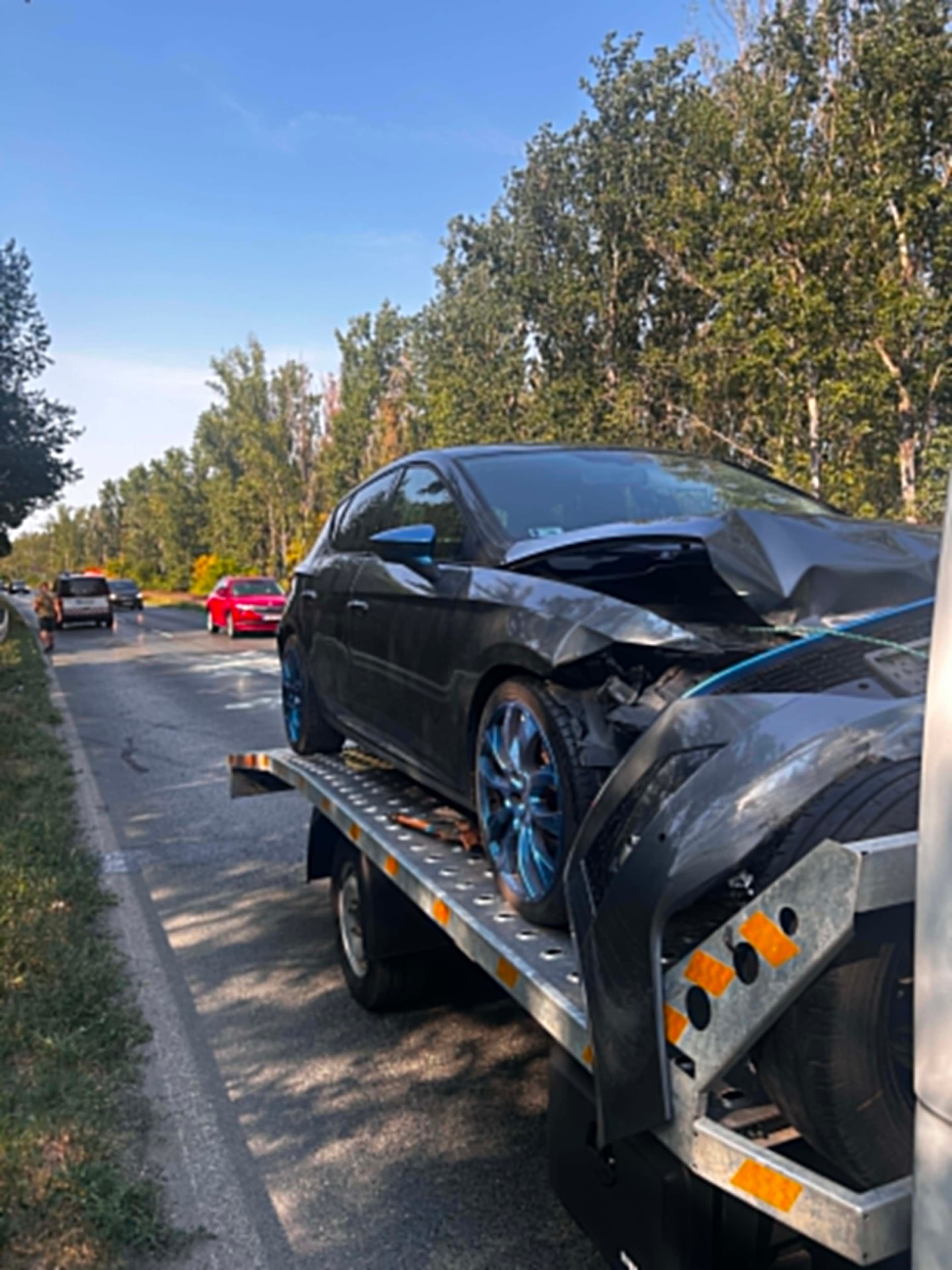 Törött Renault mentése az út szélén
