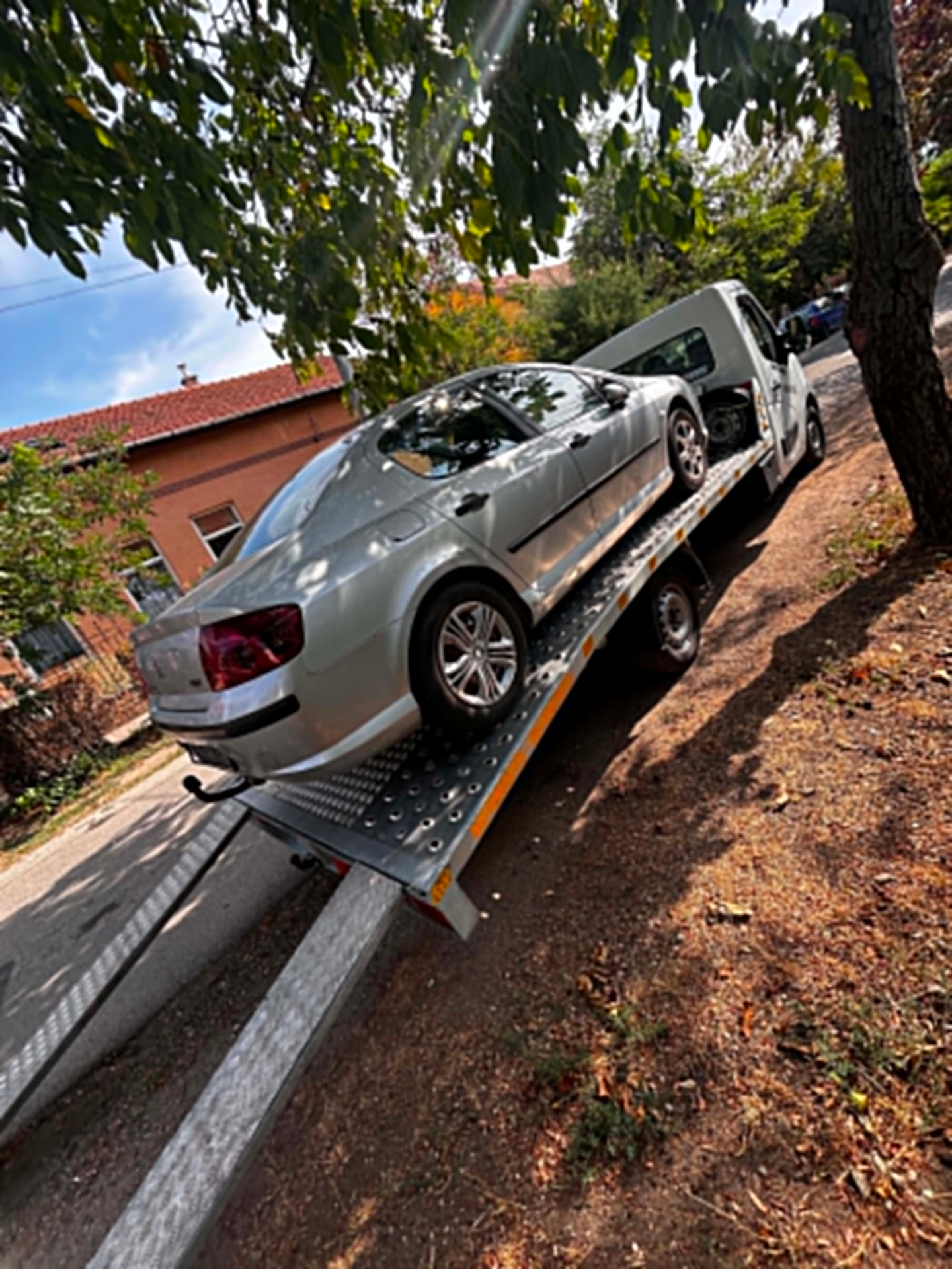 Ezüst Audi szállítása platós autómentőn
